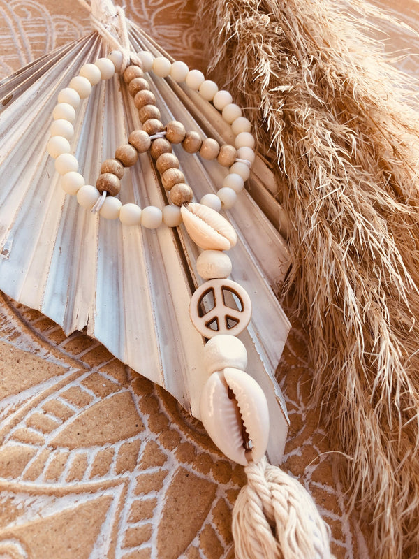 Boho Dekoanhänger PEACE mit Muscheln und Quaste, handmade, natur-creme, MAKE LOVE NOT WAR