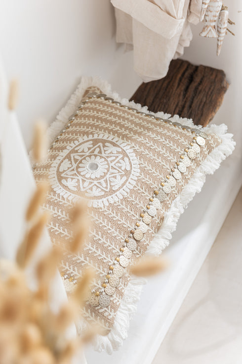Luxuriöses Kissen mit Mandala Stickerei, Jute Fransen und Metallmünzen