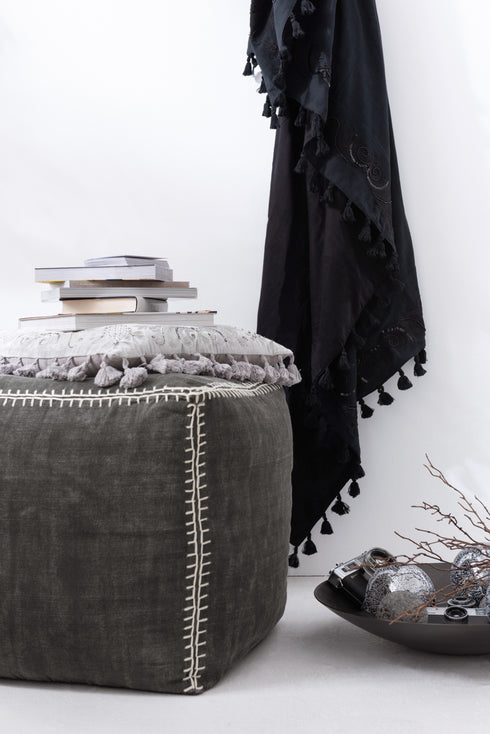 Samtkissen Marokko grau mit Folkloremuster, Pailletten und Quasten, 45x45cm