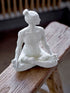 Dekofigur Yoga Lotussitz weiß 18x24x15cm