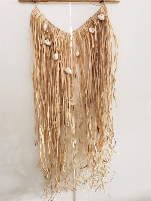 Boho Wandekoration aus Raffiabast, Wandbehang mit Muscheln, 58 x 120cm