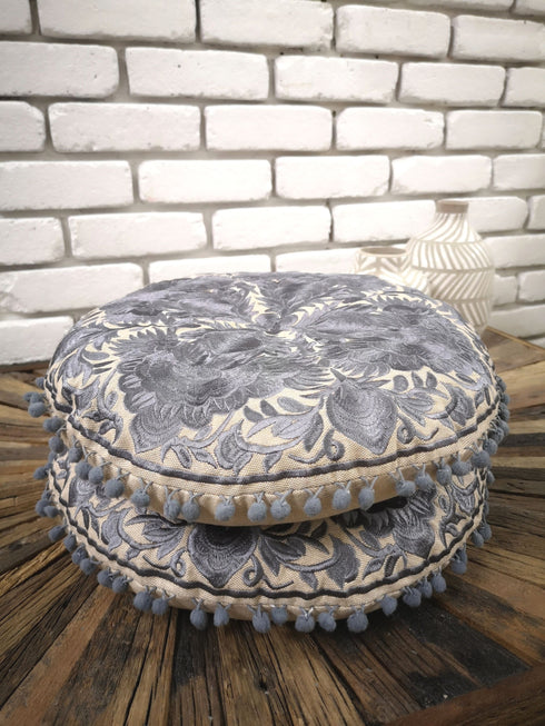 Kokon Polsterkissen mit Bommeln, Sitzkissen, Yogakissen, grau