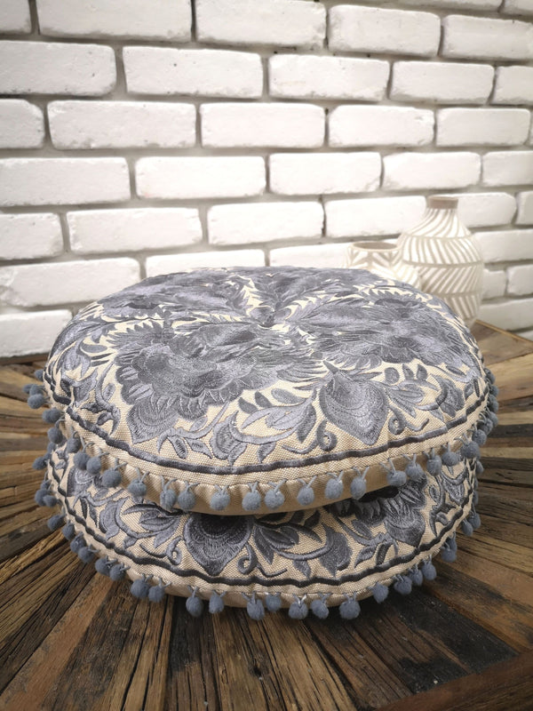 Kokon Polsterkissen mit Bommeln, Sitzkissen, Yogakissen, grau