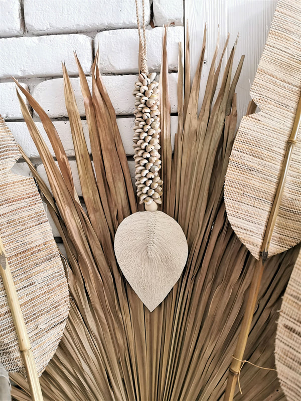 Boho Hängedeko, Kauri Muscheln Makramee Feder, Dekokette Ibiza, beige