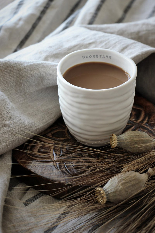 Majas Cottage Skandi Kaffee Becher SKÖRSTARK, Kaffeetasse matt weiß