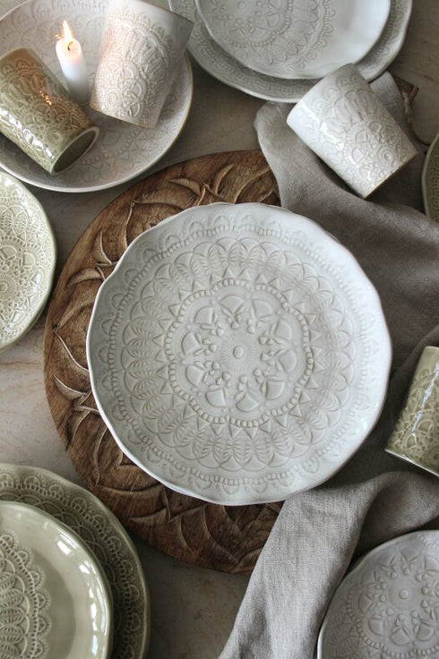 Majas Cottage, Boho Teller Happiness rund, Dinnerplate Mandala Edition 2024, vintage weiß