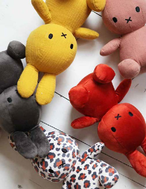 Nijntje Miffy Samt Kuscheltier, Stofftier 23cm, Leo