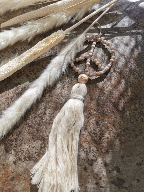 WAYSENS Boho Dekoanhänger PEACE mit Muscheln und Quaste, handmade, natur-creme-flieder, MAKE LOVE NOT WAR