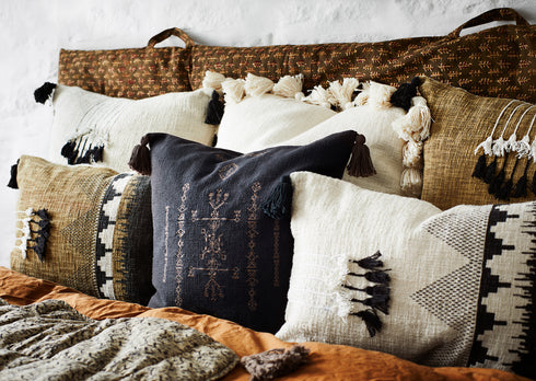 Madam Stoltz Ethno Kissenhülle mit Quasten 40x60 hellbraun