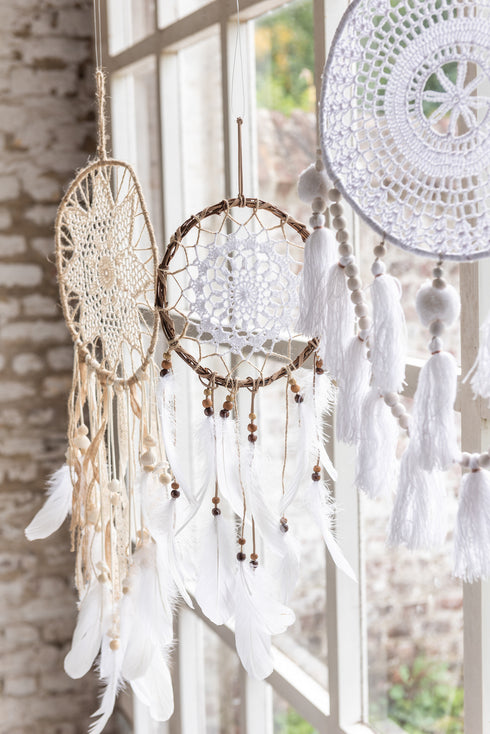 Boho Mandala Wanddeko rund, Gypsy Wandbehang, Makramee Traumfänger mit Holzkugeln und Quasten, weiß